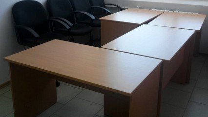 Прямые столы в офис для персонала